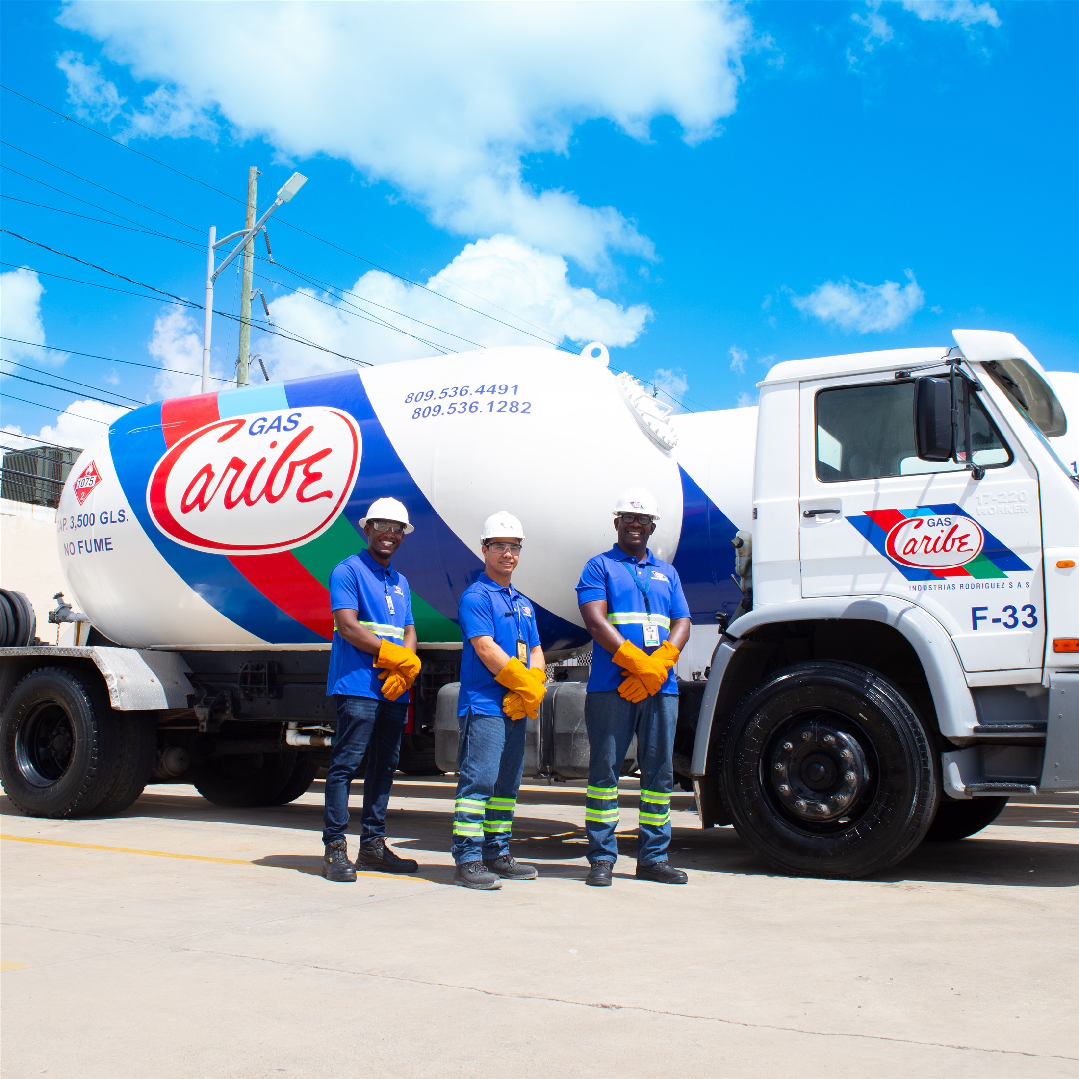Equipo operativo y camión cisterna de Gas Caribe