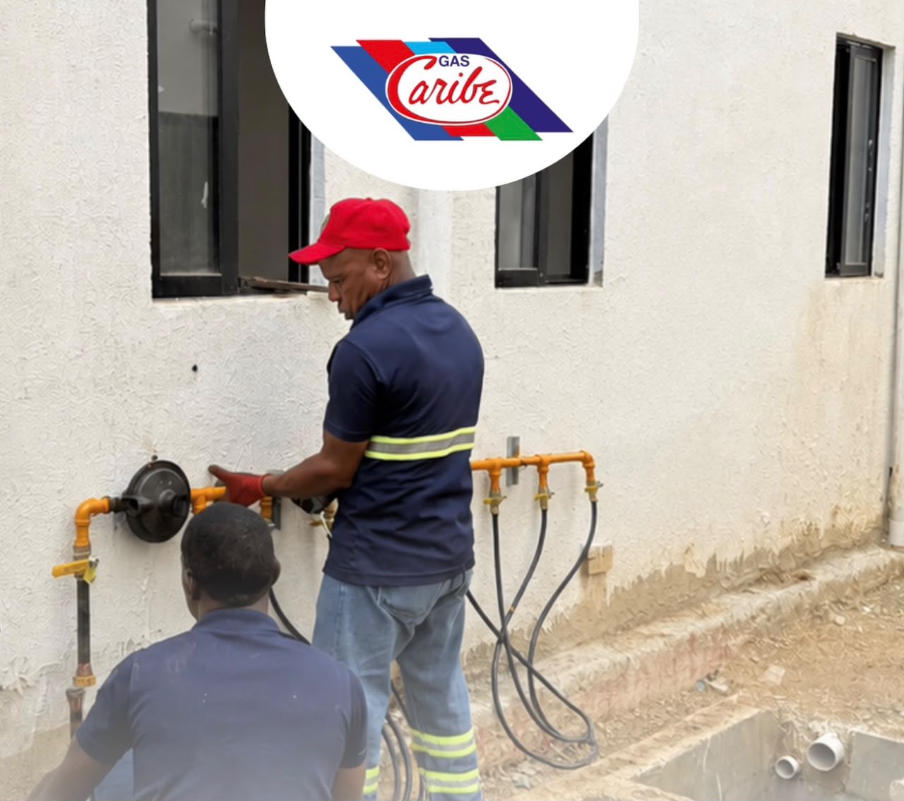 Técnicos de Gas Caribe inspeccionando una instalación de GLP
